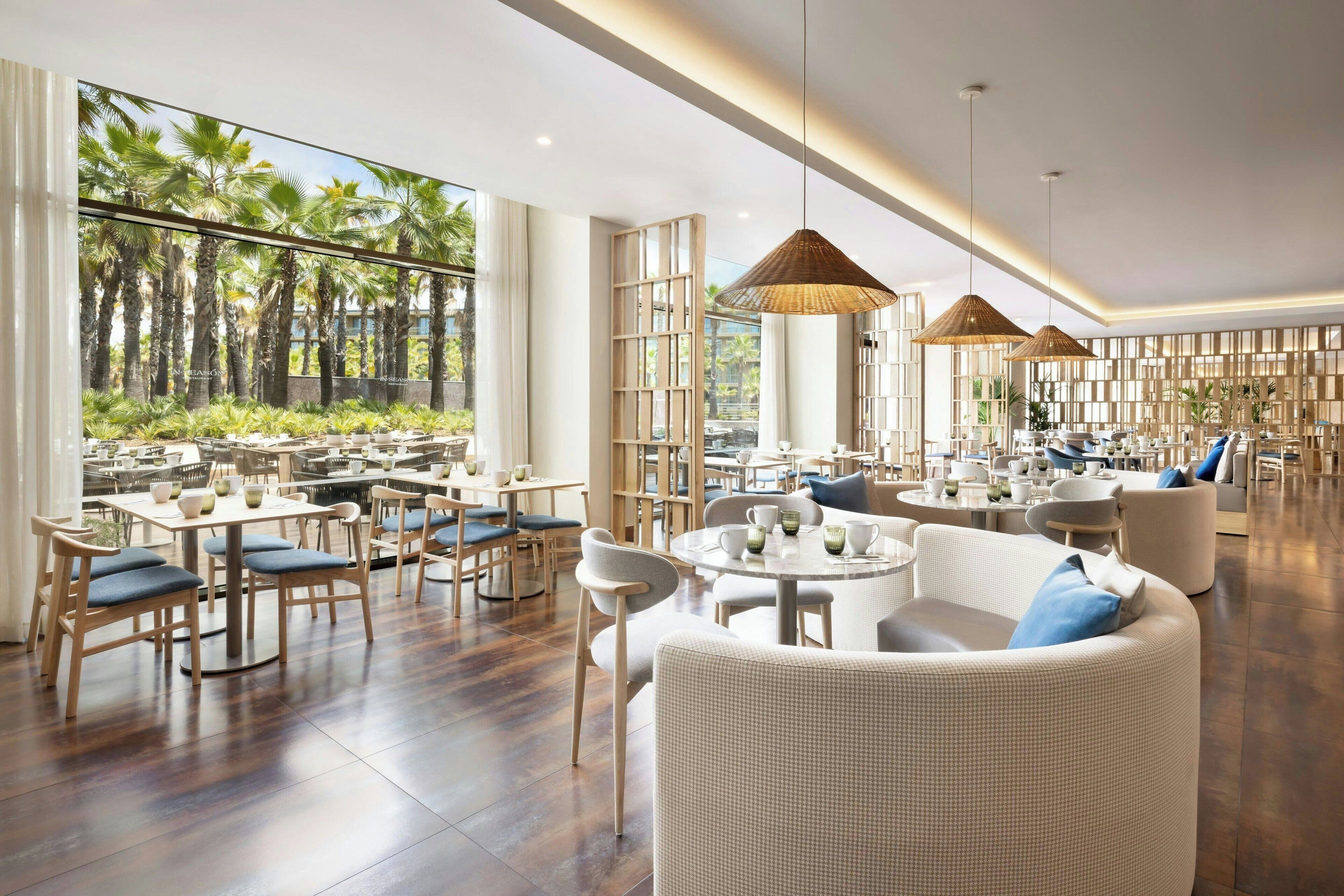 2 restaurants, breakfast served