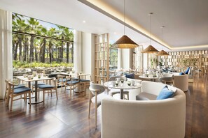 2 间餐厅，供应早餐