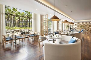 2 restaurantes; se sirven desayunos 