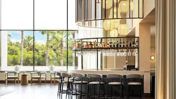 2 restaurants; breakfast, lunch and dinner served