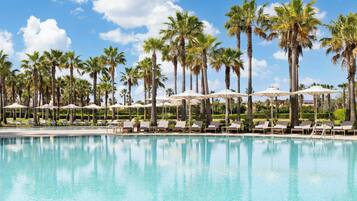 4 outdoor pools, pool loungers