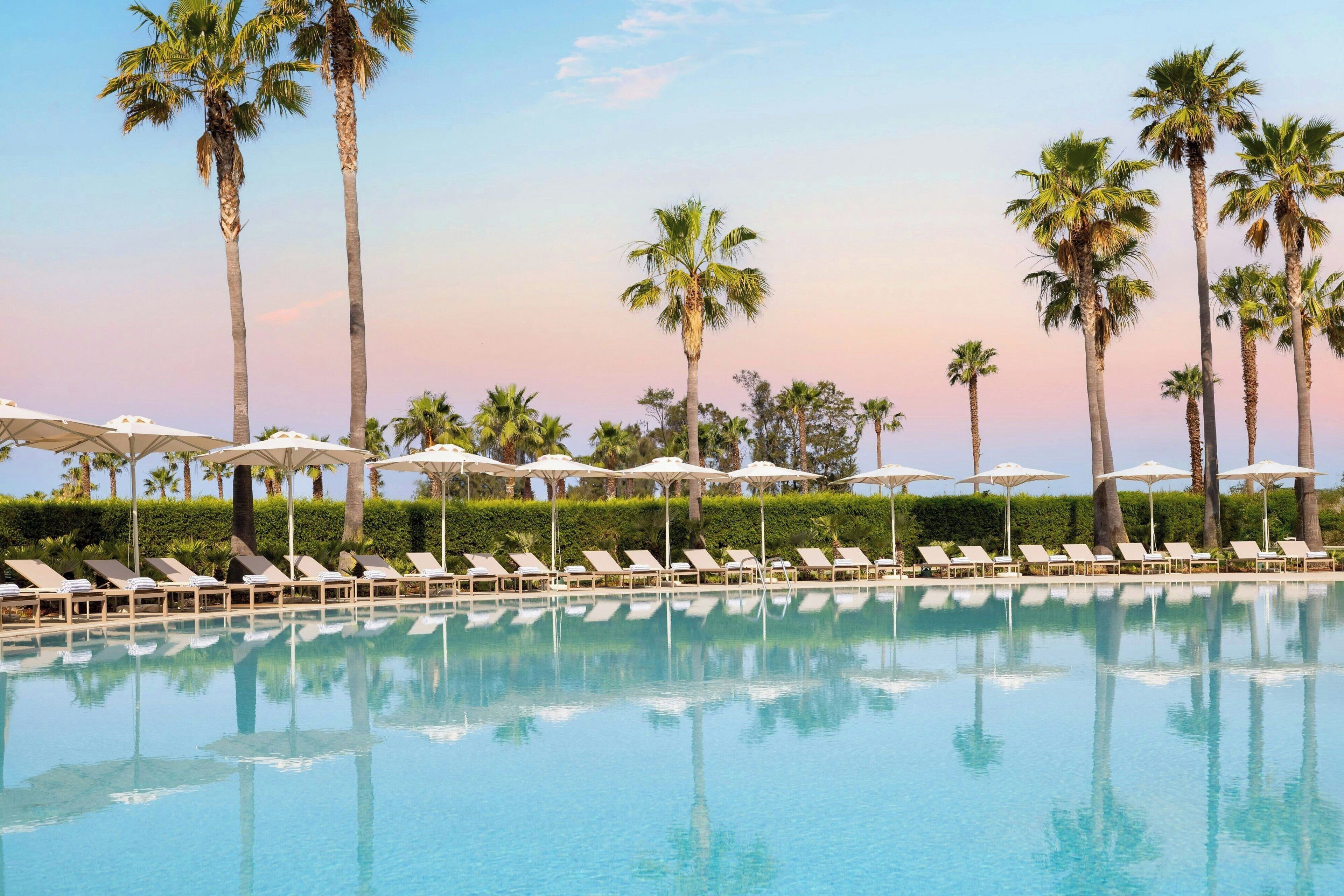 Indoor pool, 4 outdoor pools, pool loungers