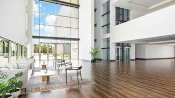 2 bars/lounges, een poolbar