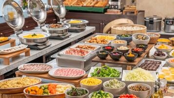Daily buffet breakfast (JPY 2200 per person)