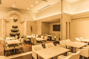 Breakfast and lunch served