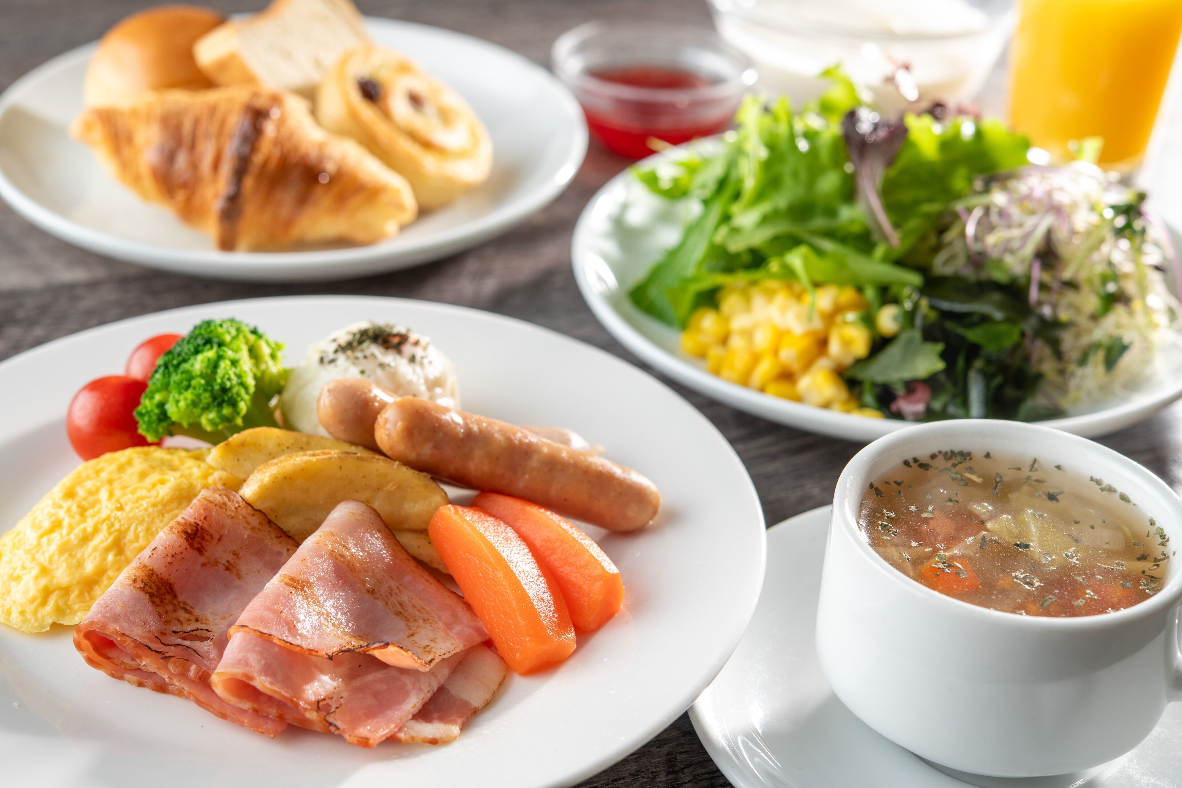 daily buffet breakfast (jpy 2200 per person)