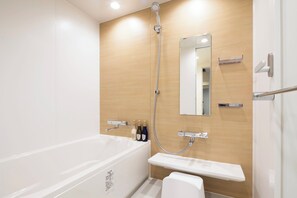 Ensemble douche/baignoire, articles de toilette gratuits, sèche-cheveux