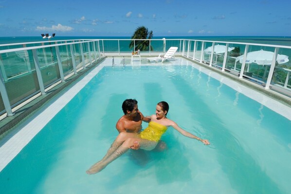 Piscina interna, piscina externa, funciona das 8h às 22h, guarda-sóis