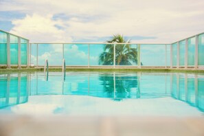 Indoor pool, outdoor pool, open 8 AM to 10 PM, pool umbrellas - Nord Easy Green Sunset (João Pessoa)