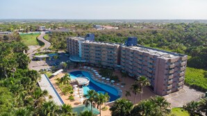 A hotel with multiple buildings, a swimming pool, and surrounding greenery. - Hotel Gran Lençóis Flat (Barreirinhas)