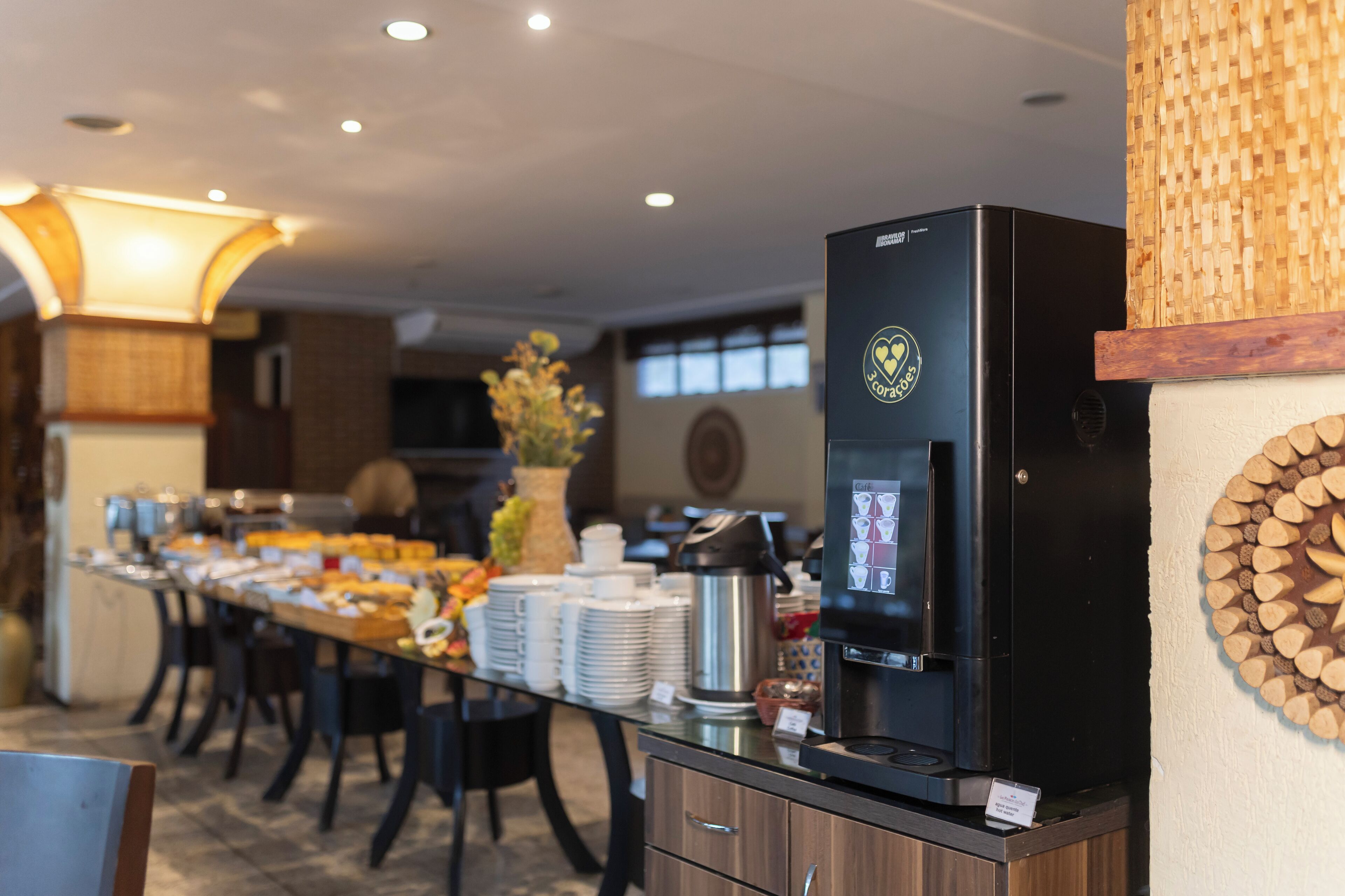 2 restaurants, breakfast served