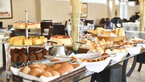 A buffet table with various baked goods and desserts. - Hotel Gran Lençóis Flat (Barreirinhas)