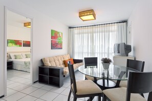 Minibar, escritorio, tabla de planchar con plancha y wifi gratis 