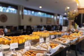 2 restaurants, breakfast served