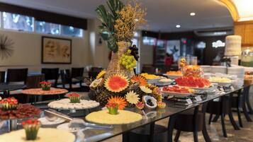 2 restaurants; breakfast, lunch, and dinner served