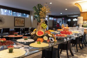 2 restaurantes: opção de café da manhã, almoço e jantar
