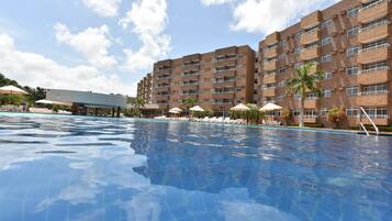 Una piscina al aire libre, tumbonas