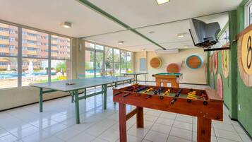Un'ampia area interna con tavolo da calcio, ping pong e biliardo.