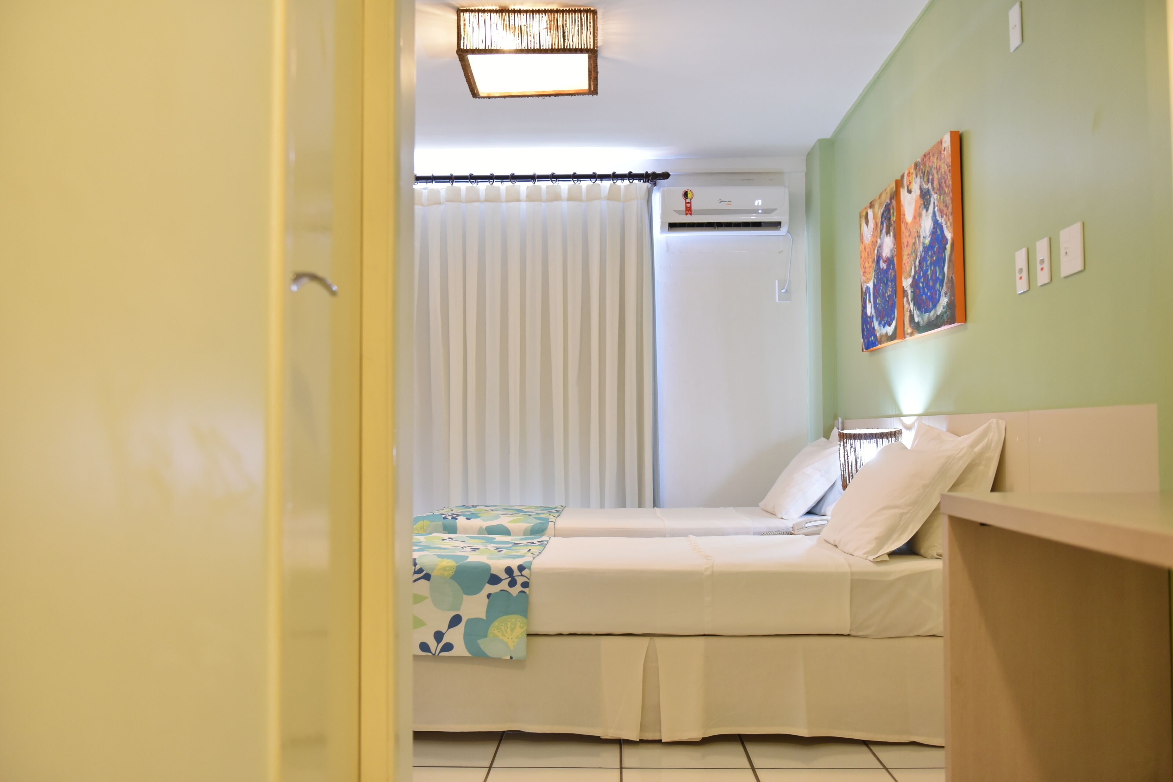 Quarto duplo standard, 2 camas de solteiro | Frigobar, escrivaninha, ferros/tábuas de passar roupa, Wi-Fi de cortesia