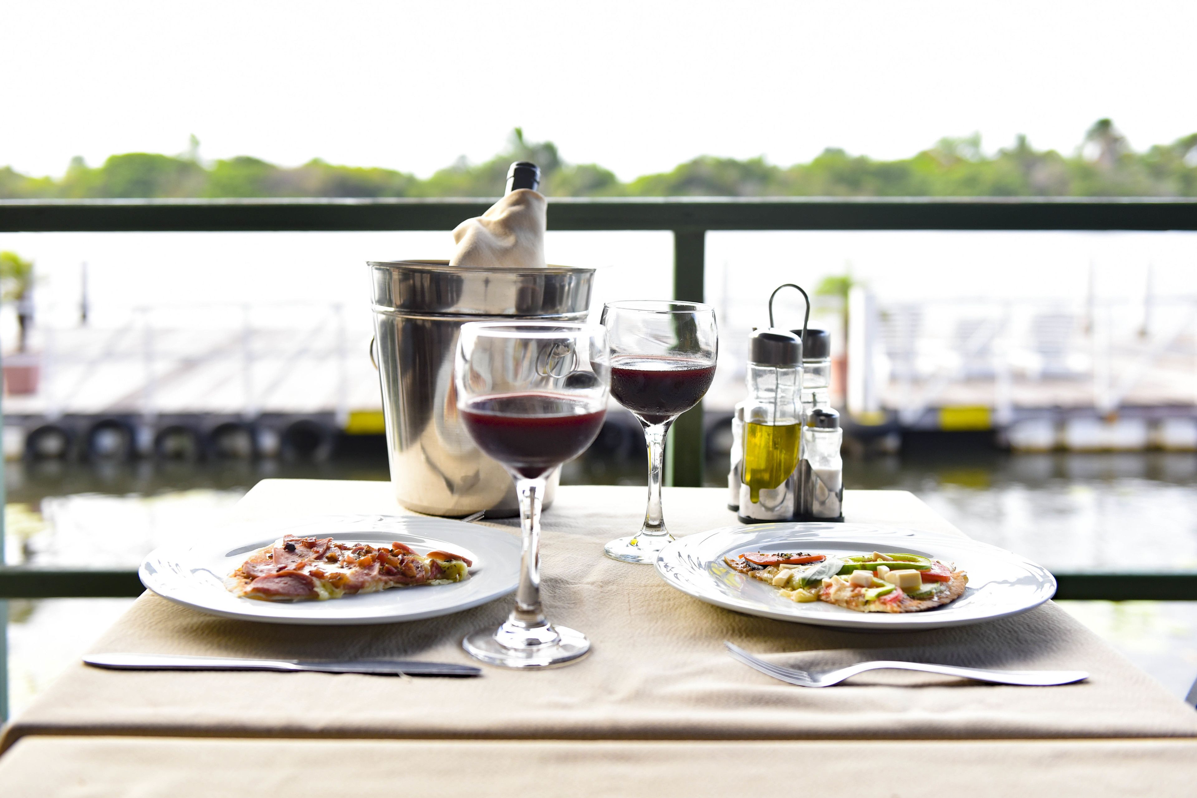 2 restaurants, breakfast served