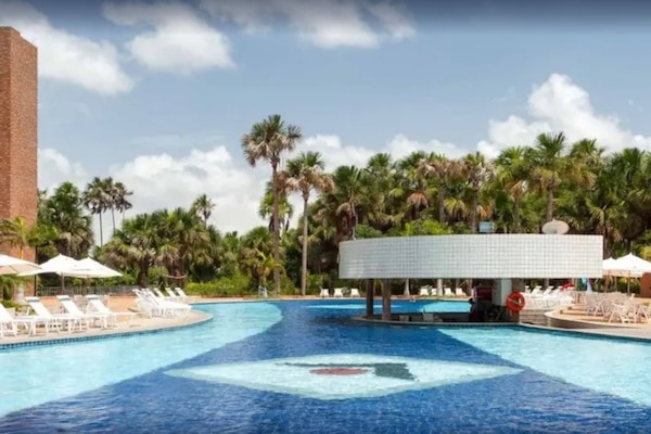 Piscina externa, espreguiçadeiras