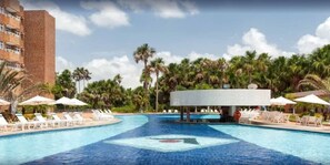 Outdoor pool, sun loungers - Hotel Gran Lençóis Flat (Barreirinhas)