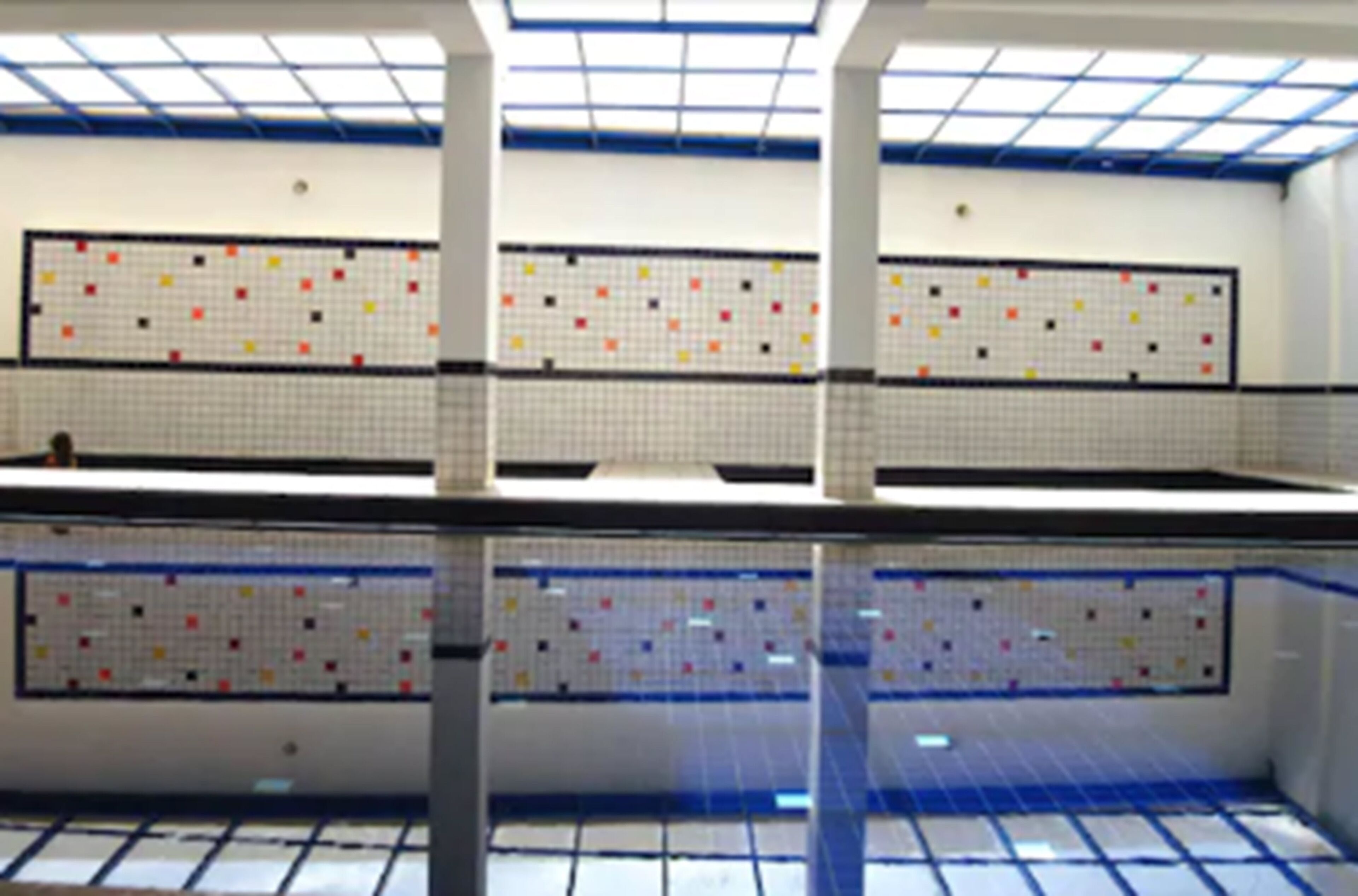 3 indendørs pools, 4 udendørs pools, parasoller, liggestole