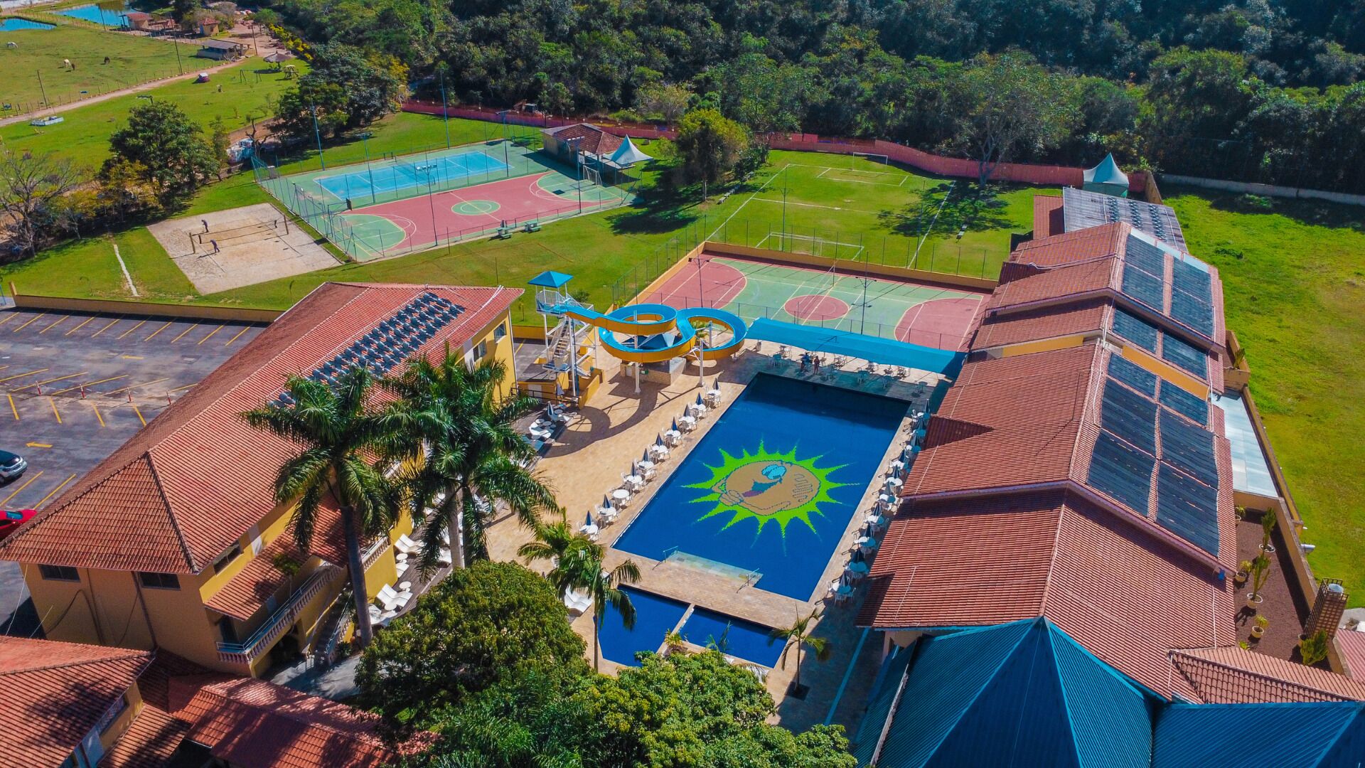 3 piscinas internas, 4 piscinas externas, guarda-sóis, espreguiçadeiras