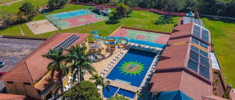 3 piscinas internas, 4 piscinas externas, guarda-sóis, espreguiçadeiras