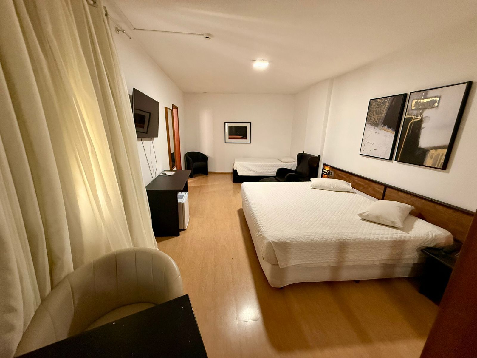 Junior Suite | Minibar, in-room safe, desk, laptop workspace