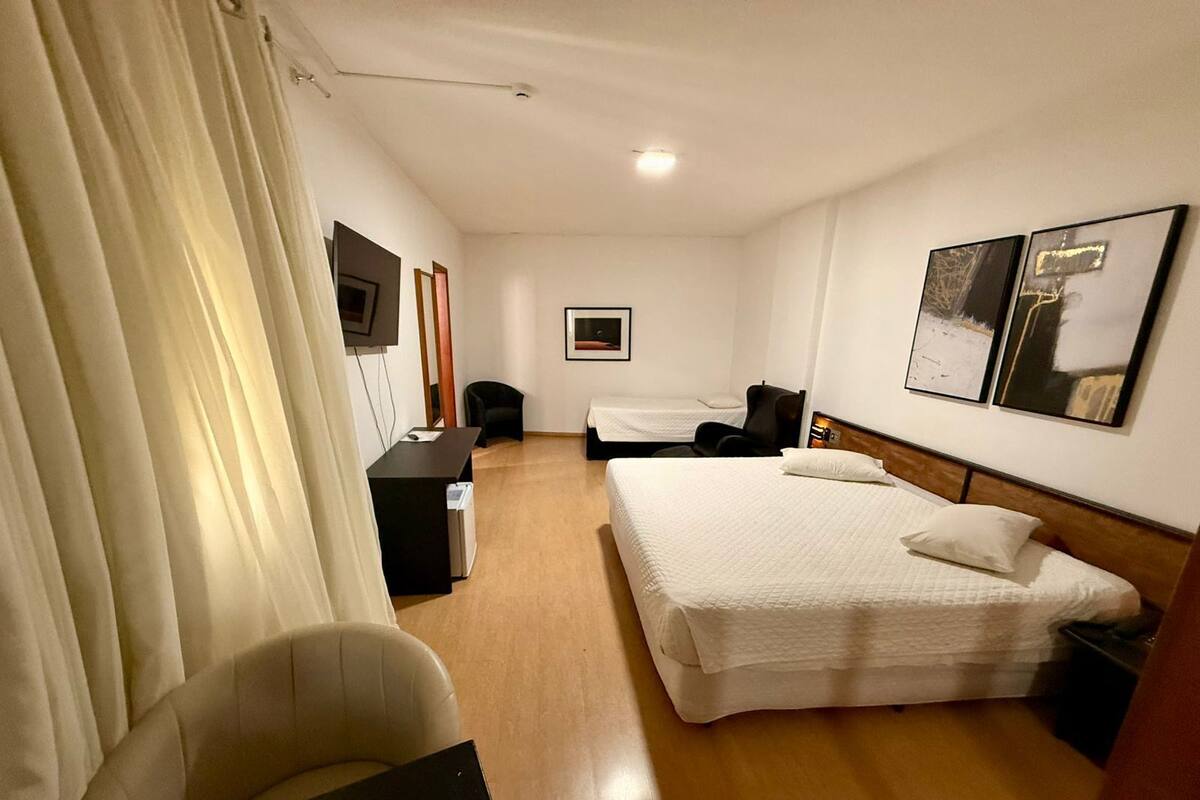 Phòng Suite Junior | Minibar, két bảo mật tại phòng, bàn