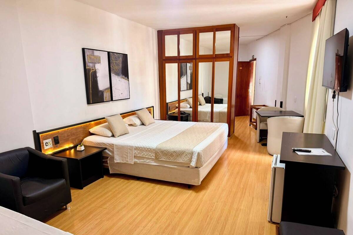 Junior Suite | Bar mini, peti besi dalam bilik, meja, ruang kerja komputer riba 