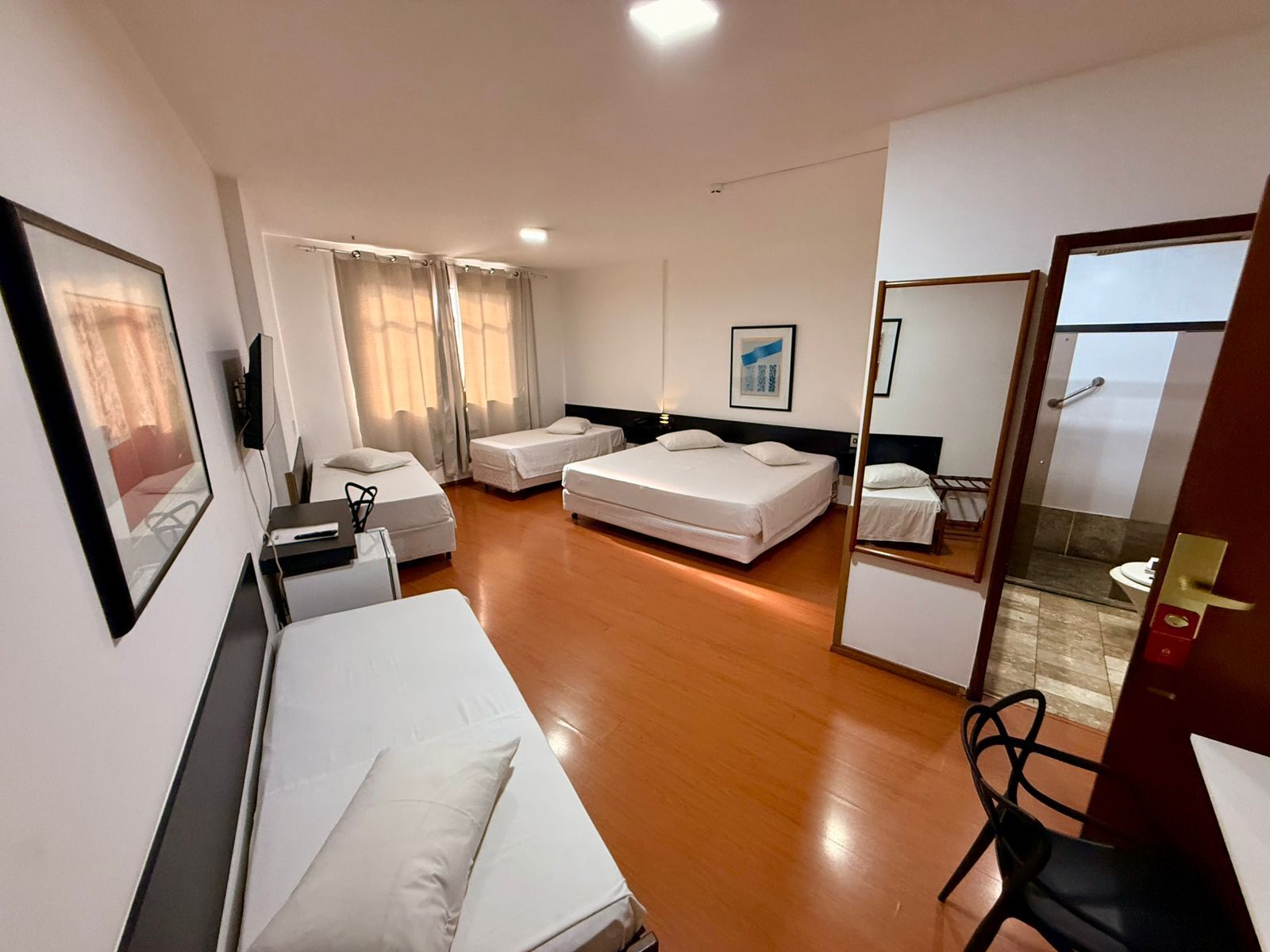 Quarto quádruplo família | Frigobar, cofres nos quartos, escrivaninha