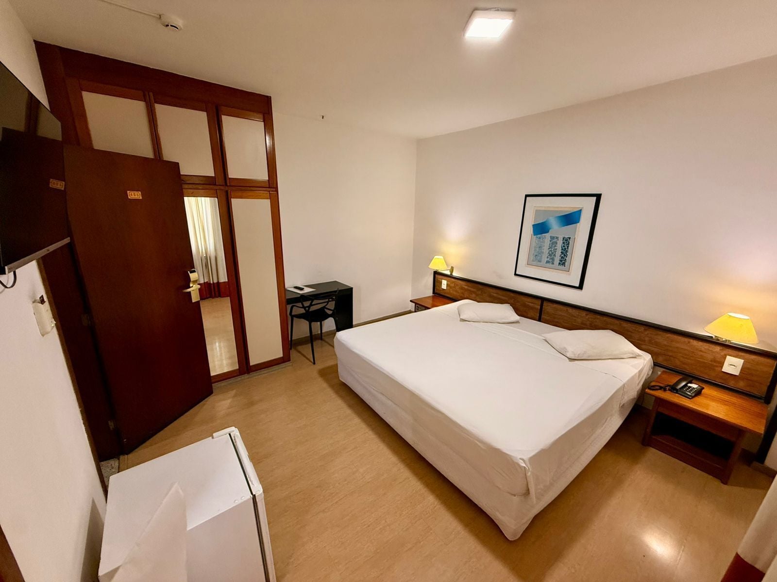Minibar, caja de seguridad en la habitación y escritorio 