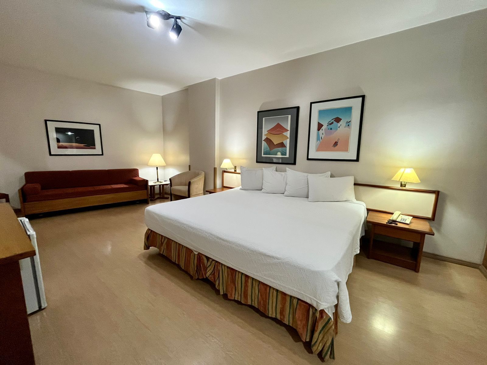 Frigobar, cofres nos quartos, escrivaninha