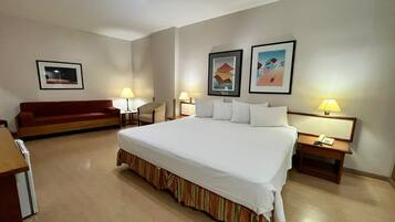 Frigobar, cofres nos quartos, escrivaninha