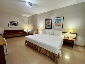 Minibar, in-room safe, desk, laptop workspace - César Park Juiz de Fora Hotel (Juiz de Fora)