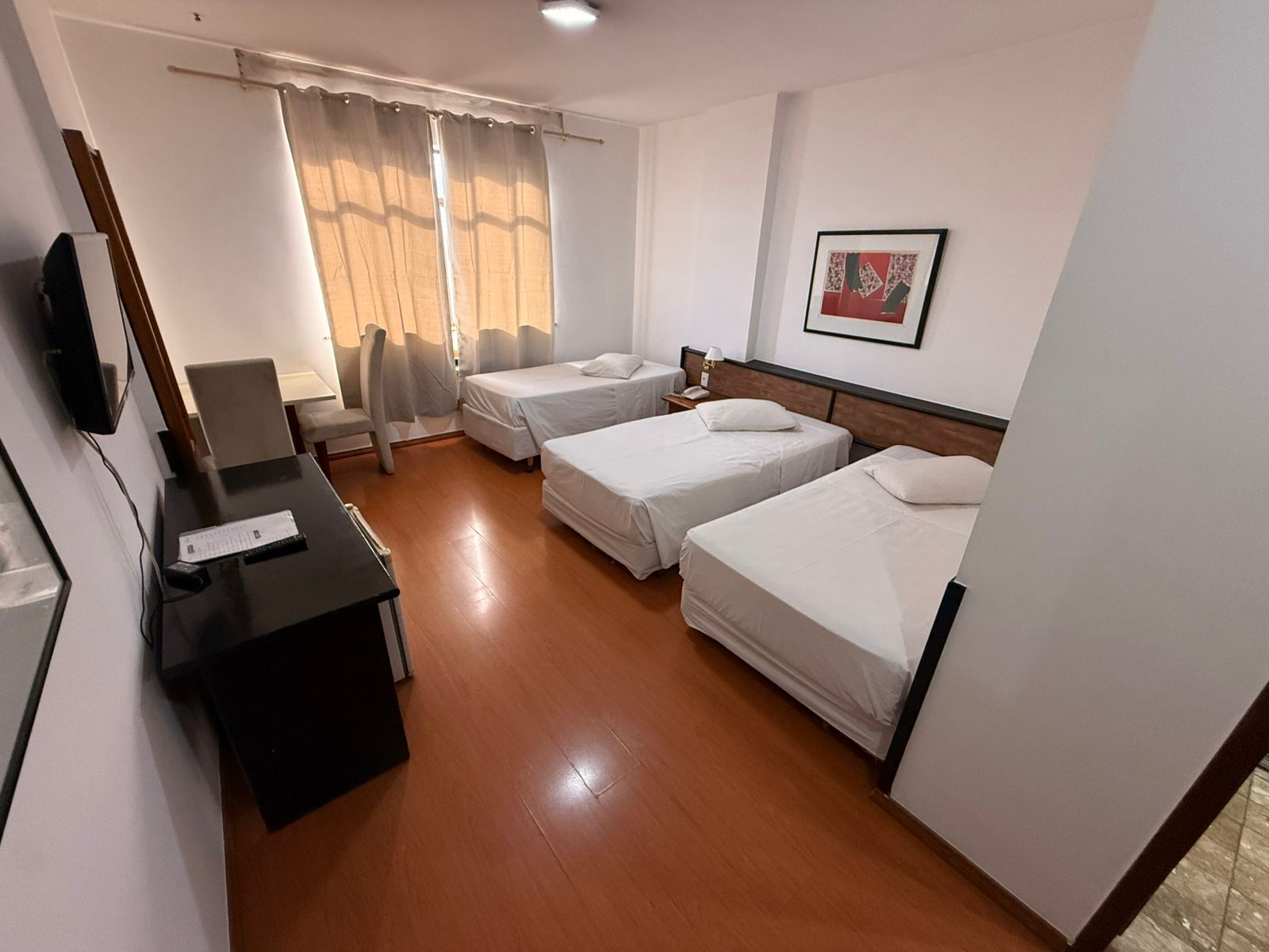 Minibar, caja de seguridad en la habitación y escritorio 