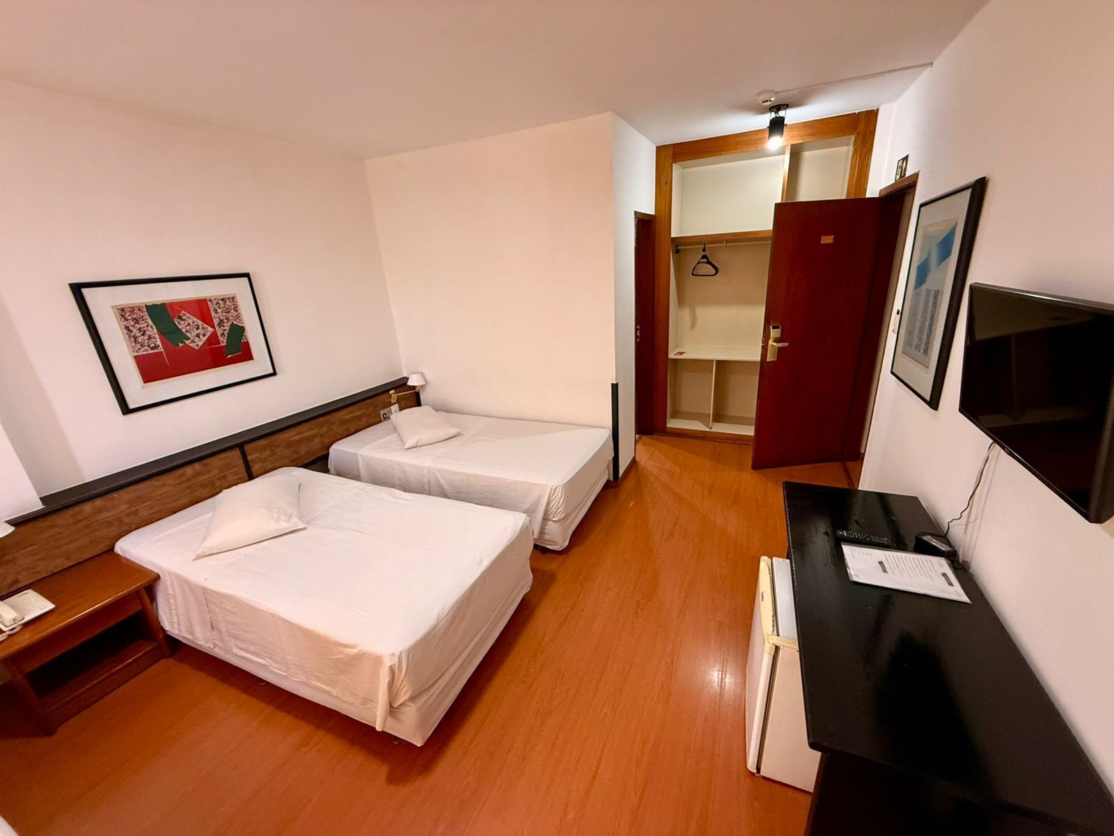 Minibar, caja de seguridad en la habitación y escritorio 