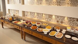 A buffet with various dishes and condiments. - Alves Hotel (Marilia)