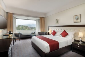 Rom – deluxe, 1 soverom, fjellutsikt | Minibar, safe på rommet, skrivebord for bærbar PC og lydisolert