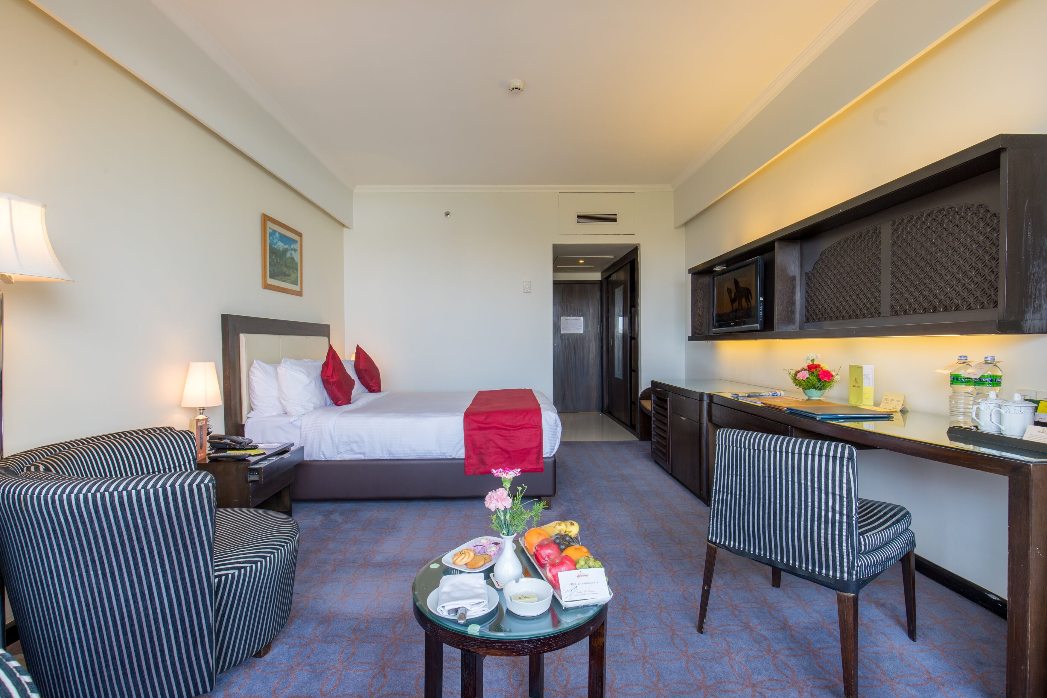 deluxe room, 1 bedroom, mountain view | living area | 32-inch led tv with cable channels, tv