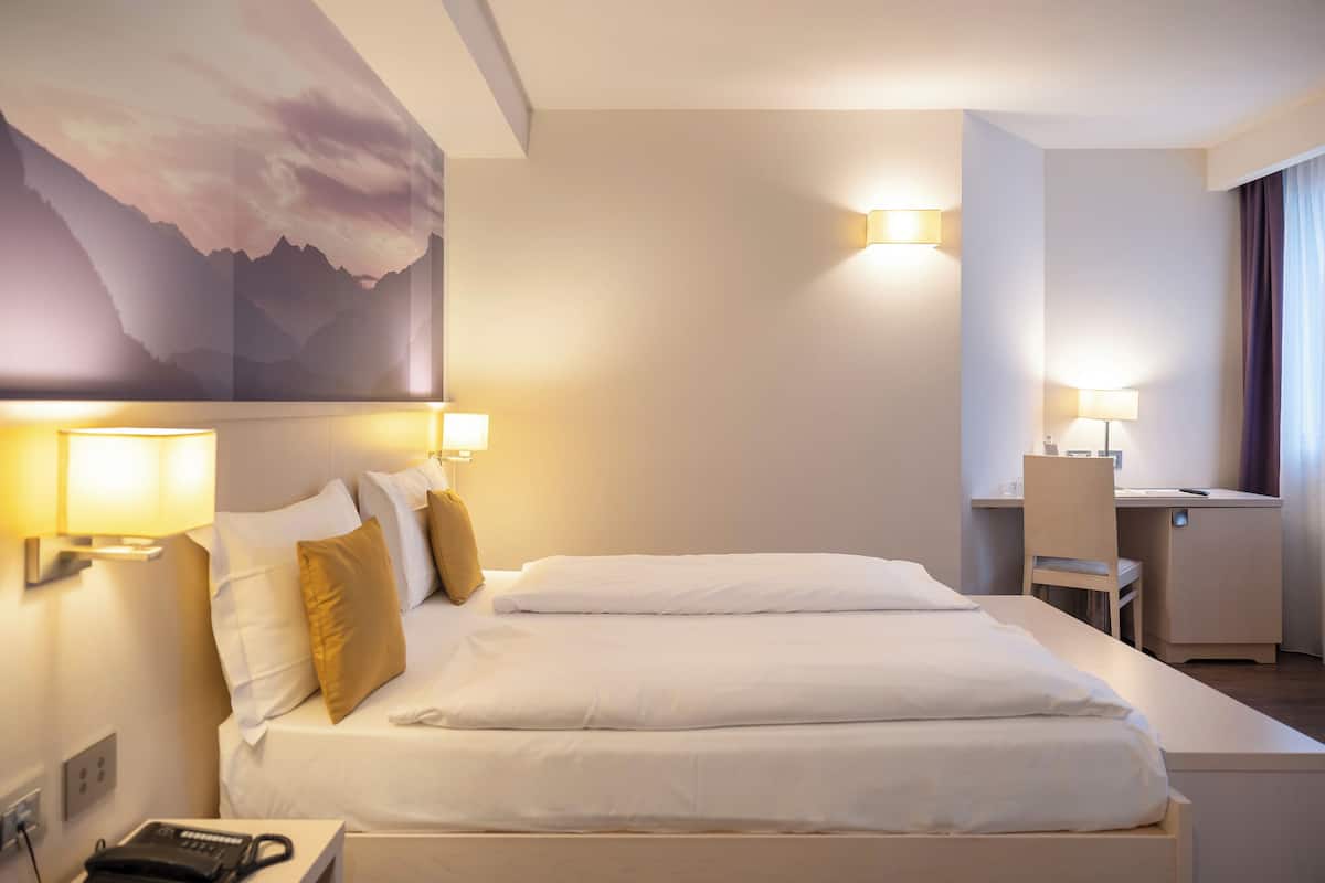 Standard Double or Twin Room | Minibar, in-room safe, desk, WiFi (free)