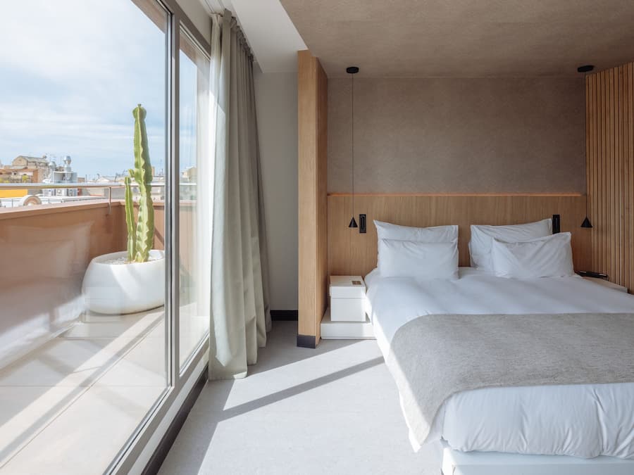 Sengetøy i egyptisk bomull, dundyner, minibar og safe på rommet