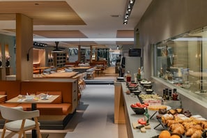 Petit déjeuner buffet (20 EUR par personne)