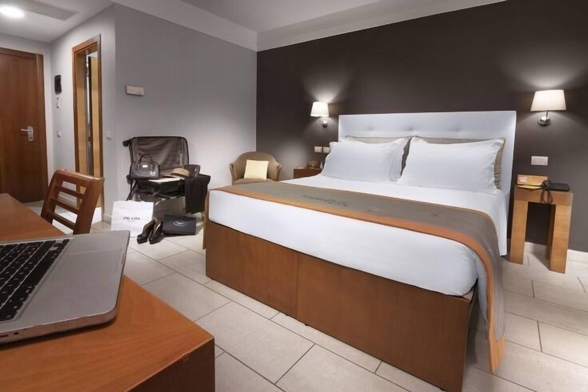 Seprai katun Mesir, seprai premium, isi minibar gratis, dan brankas