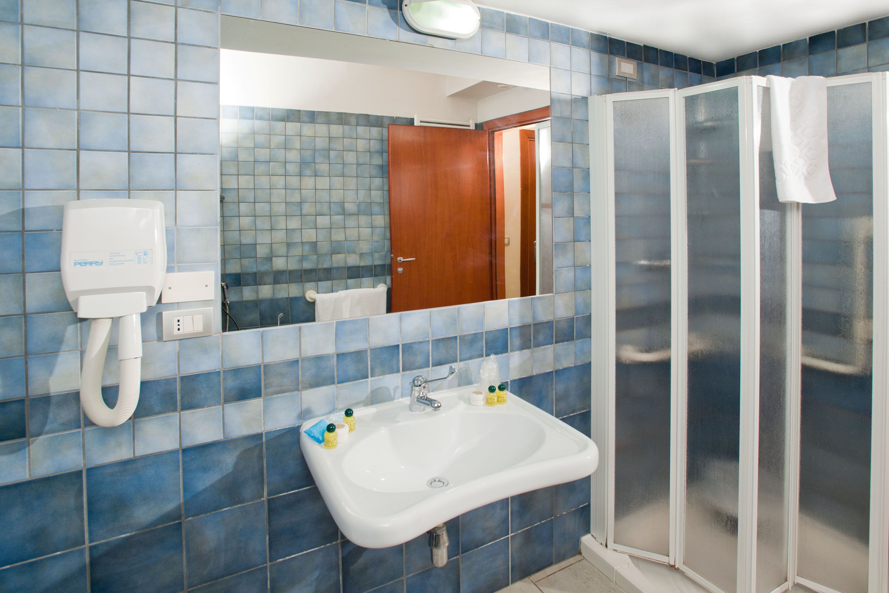 family room, multiple beds | bathroom | shower, free toiletries, hair dryer, slippers