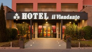L’entrée d’un hôtel, avec une enseigne indiquant « HÔTEL il Viandante ».