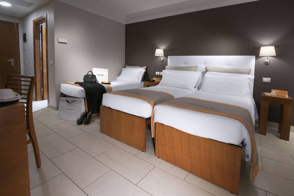 Kamar Comfort | Seprai katun Mesir, seprai premium, isi minibar gratis, dan brankas