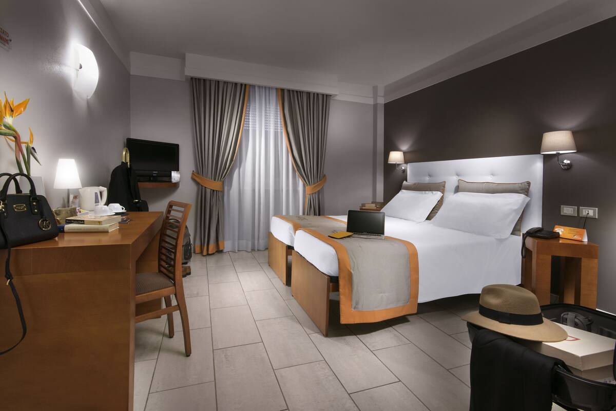 Kamar Twin Comfort | Seprai katun Mesir, seprai premium, isi minibar gratis, dan brankas